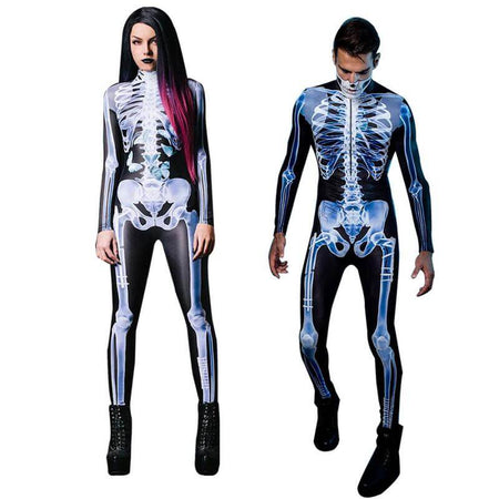 Man en vrouw met zwart haar showen de 3D skeletoutfit met zwarte schoenen aan.