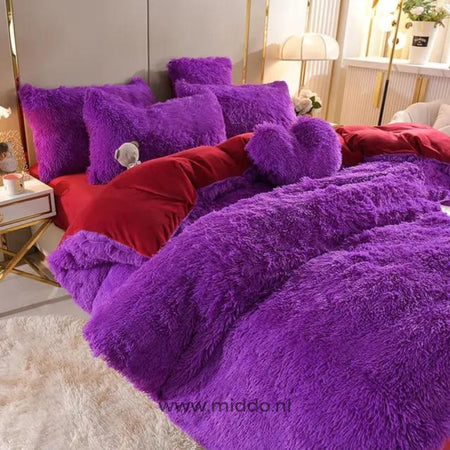 Foto van 5 set paars fluffy fleece beddengoed met gratis hartjes kussen netje opgemaakt op bed met kleine grijze knuffelbeer.