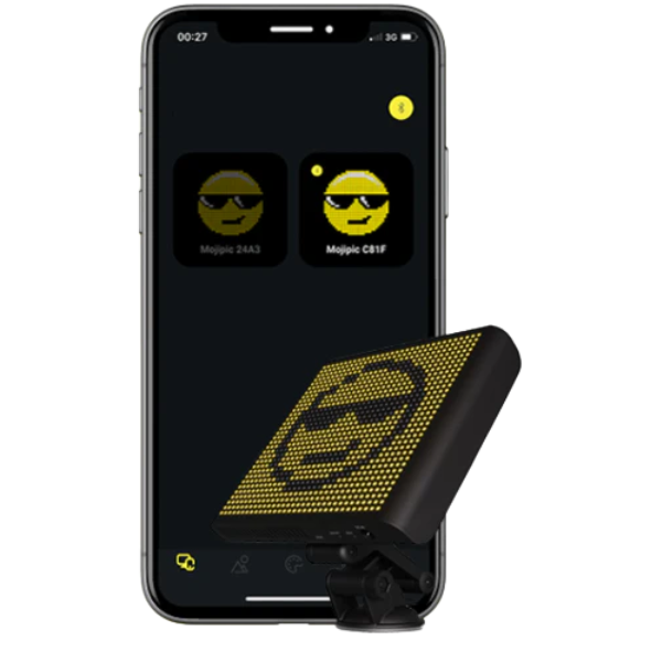 AutoPixel emoji's voor in de auto met telefoon op witte achtergrond.