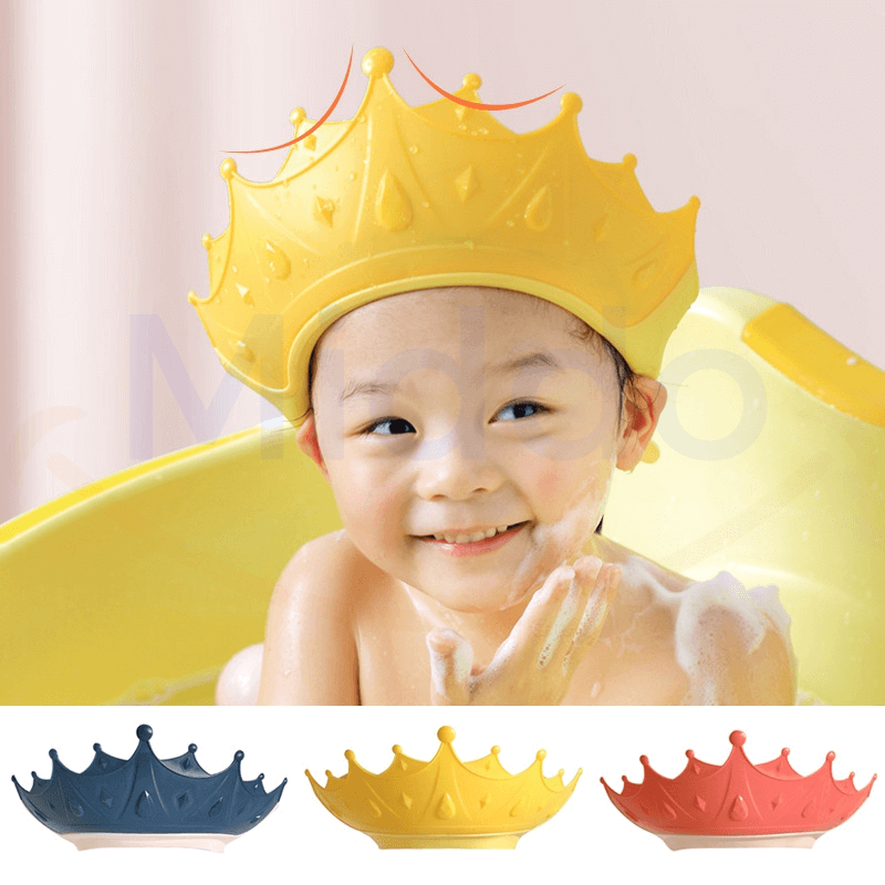 Lachend kind in bad met gele kroonvormige badhoed.