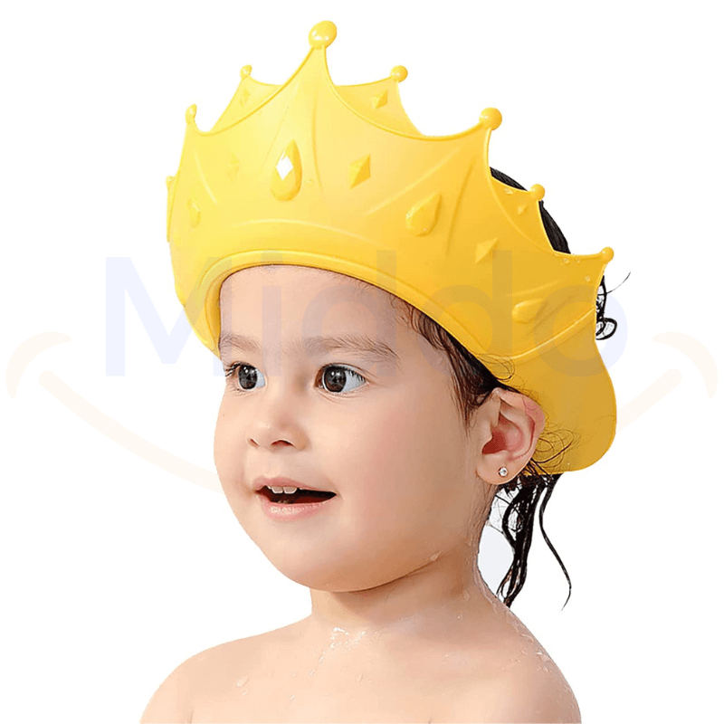 Kind draagt gele kroonvormige badhoed tijdens het baden.