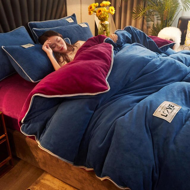 Vrouw in bed met blauw en bordeaux fluwelen pluche dekbedovertrek