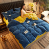 Vrouw in bed met blauw en geel fluwelen pluche dekbedovertrek