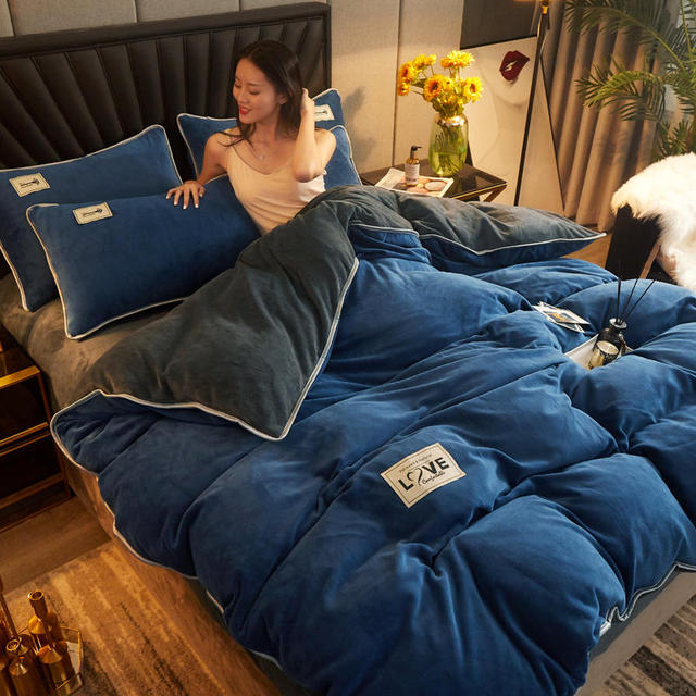 Vrouw in bed met blauw en grijs fluwelen pluche  dekbedovertrek