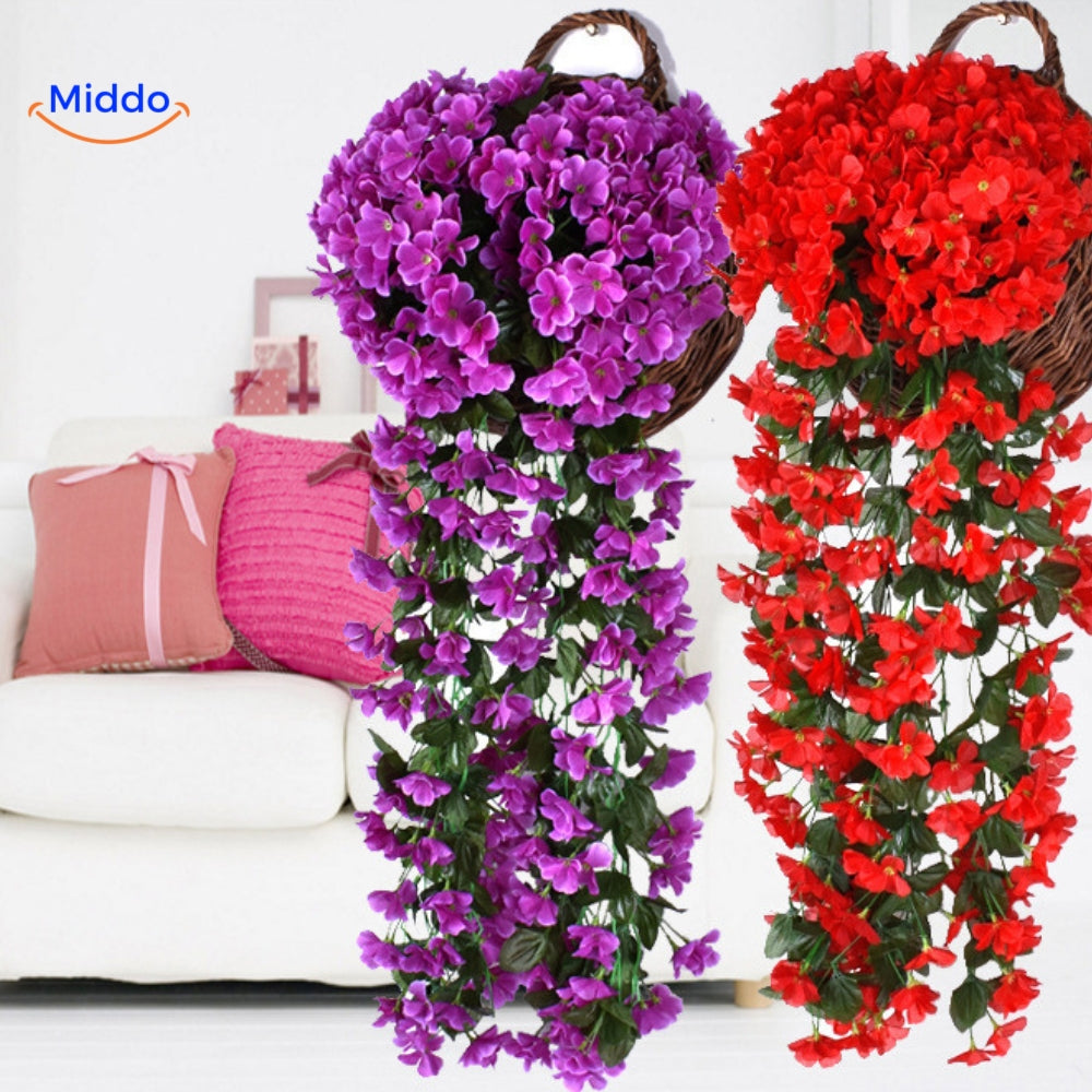 Paarse en rode charmante orchideeën in een mandje hangend aan de wand in huiskamer sfeer