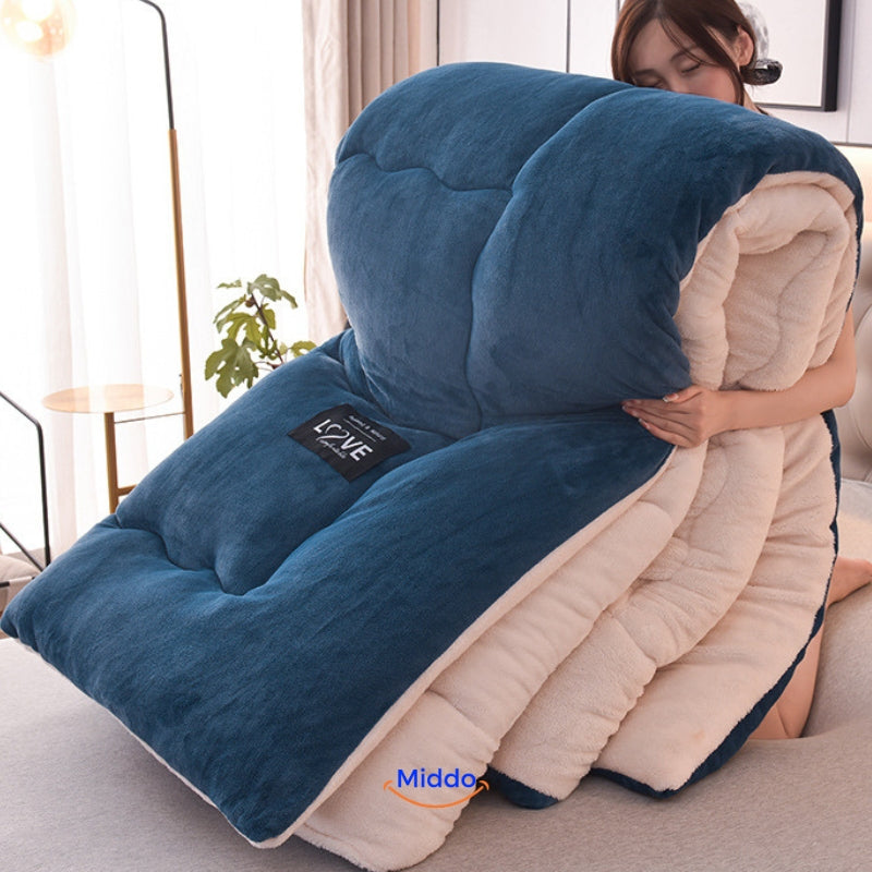 ComfortLux wol-velvet deken in donkerblauw opgerold