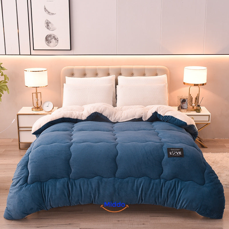 ComfortLux wol-velvet deken in donkerblauw op bed