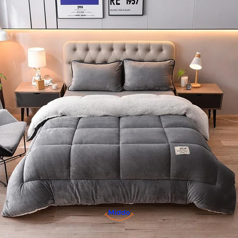 ComfortLux wol-velvet deken in grijs op bed in luxe slaapkamer
