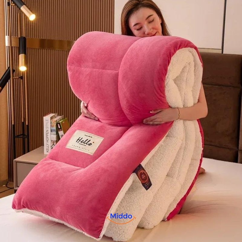 ComfortLux wol-velvet deken in roze opgerold en een vrouw houd hem vast