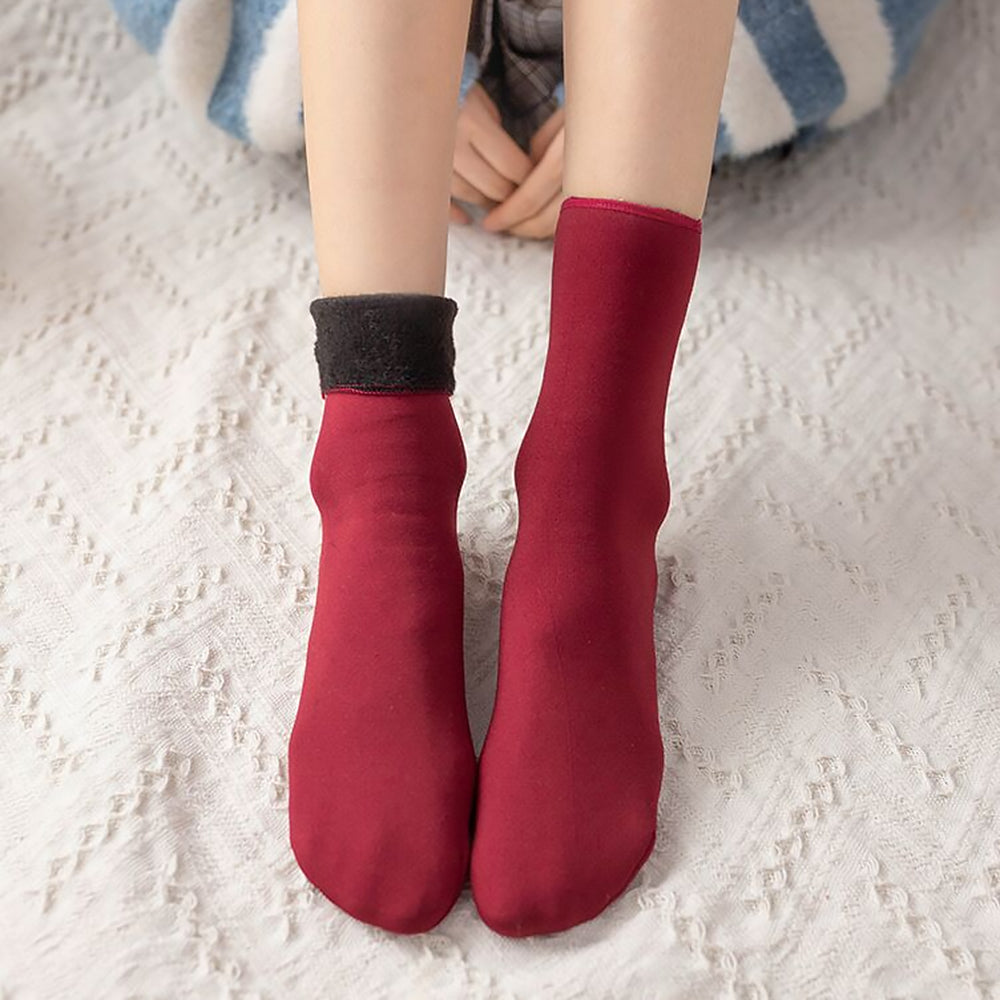 CozyFeetSocks winter Velvet Socks rood aan voeten