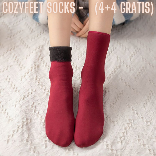 Rode CozyFeetSocks winter Velvet Socks aan voeten