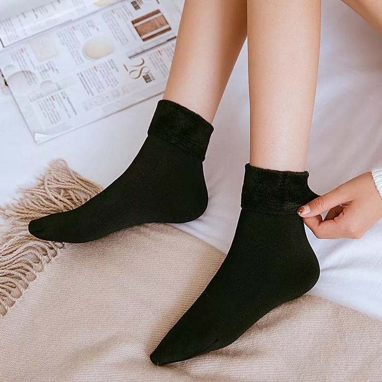 Zwarte CozyFeetSocks winter Velvet Socks aan voeten