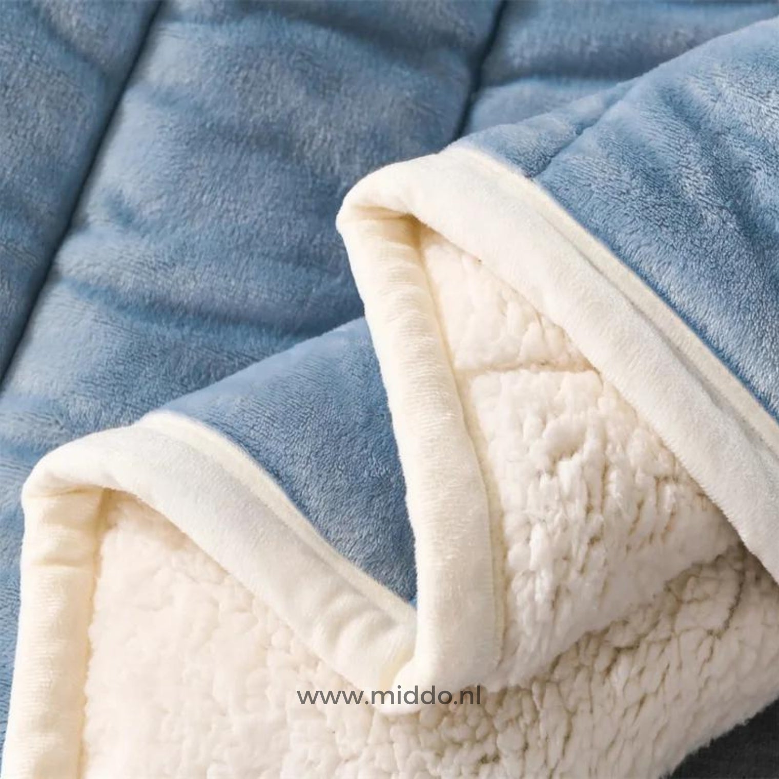 Close-up van blauw CozyFleece pluche woldeken