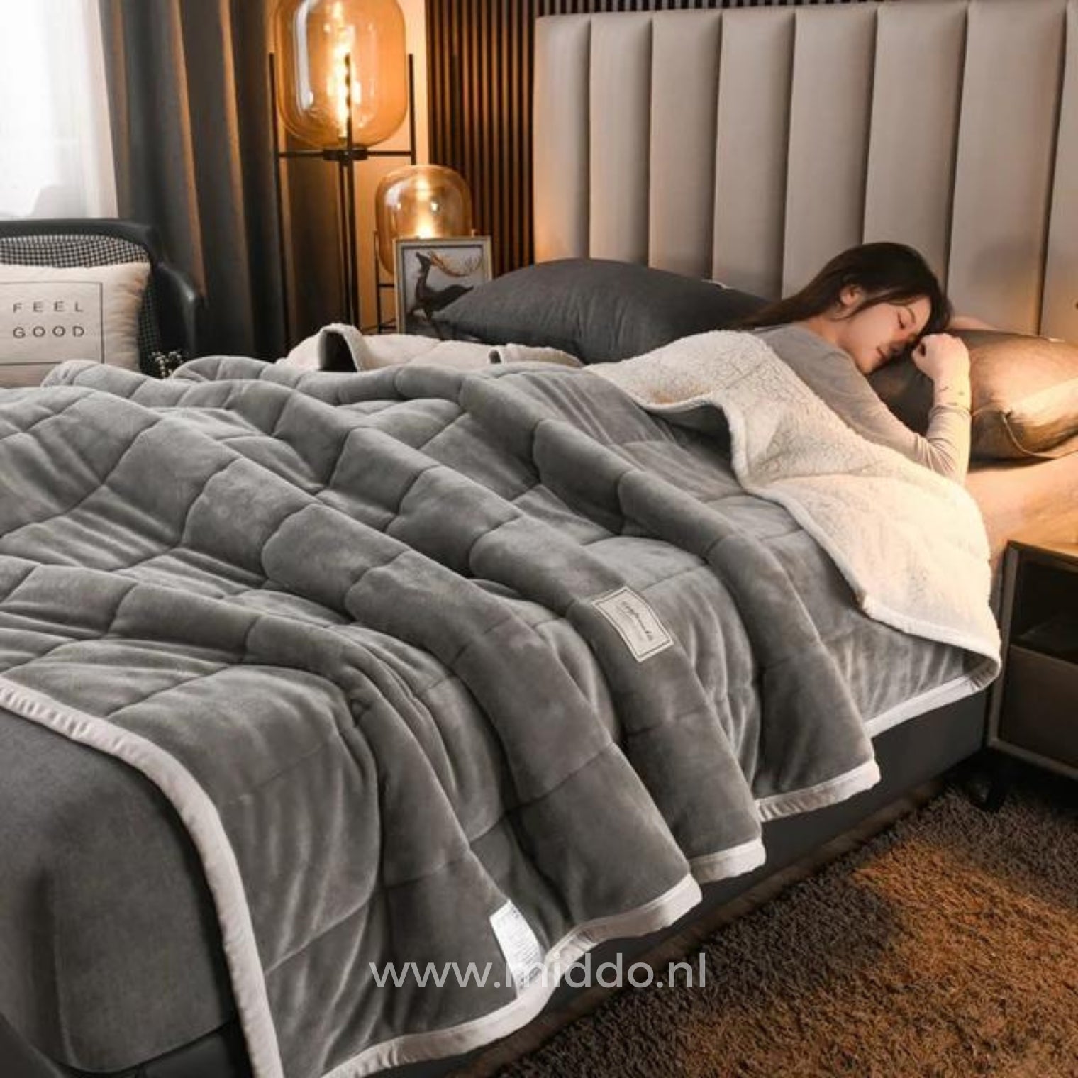 CozyFleece grijs pluche woldeken op bed met slapende persoon