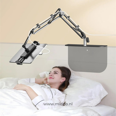 FlexArm met tablethouder bevestigd aan het bed, ideaal voor handsfree gebruik van tablets