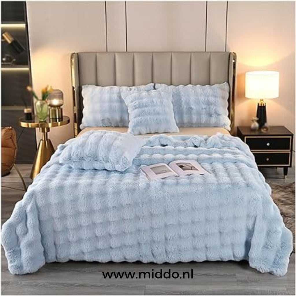 Lichtblauwe Fluffy Toscaanse winterdeken op bed met decoratieve kussens