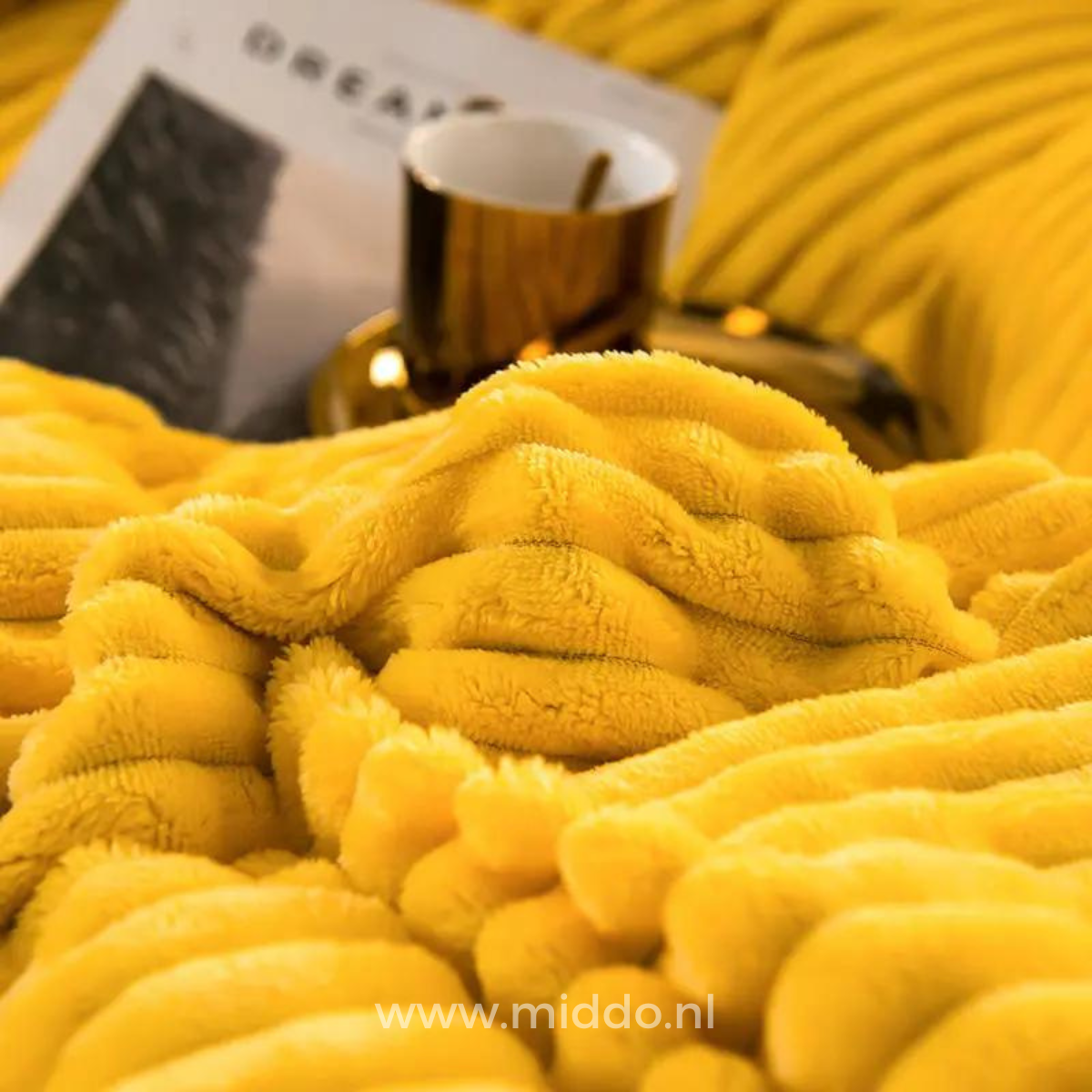 close-up van geel fluwelen fleece dekbedovertrek