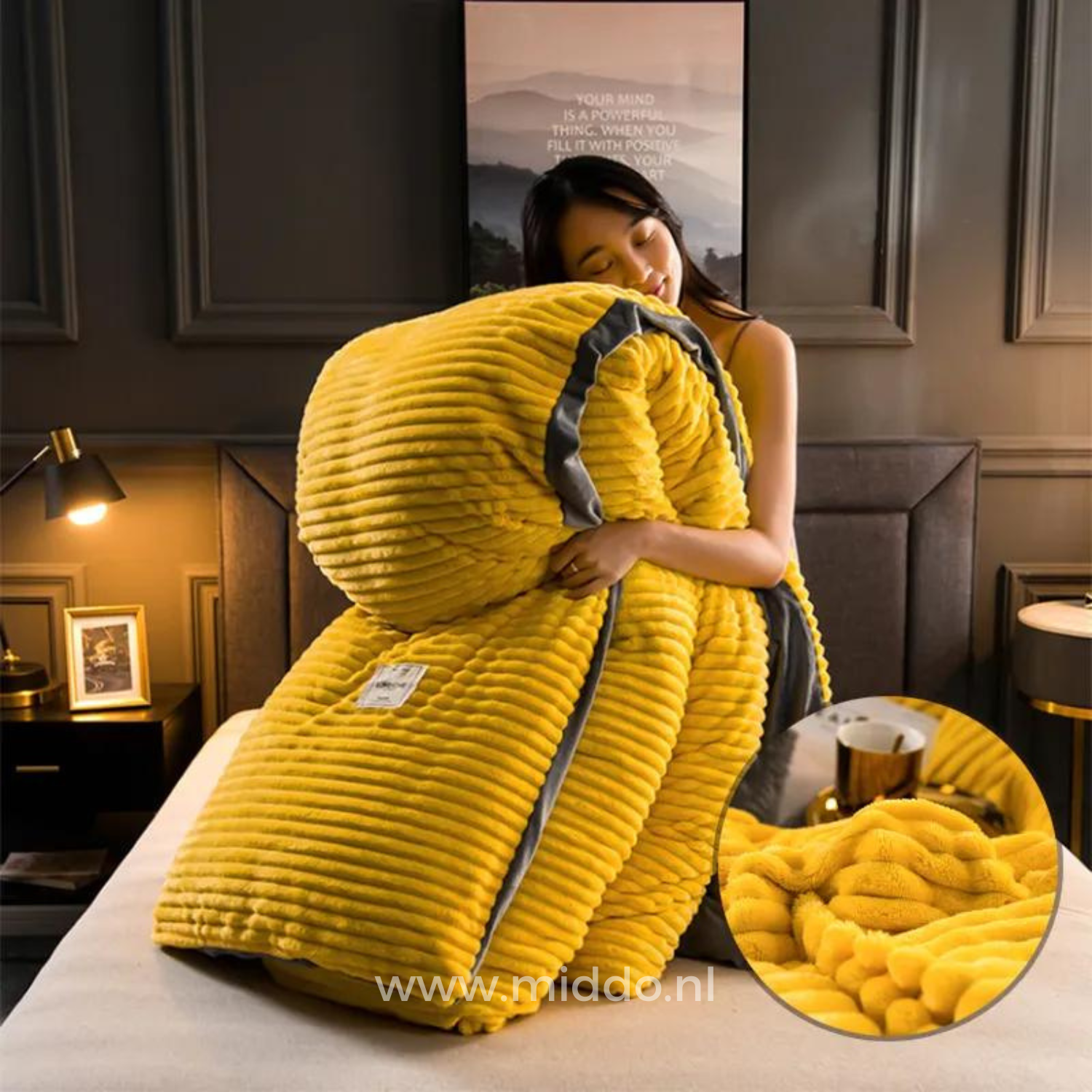Vrouw met opgevouwen geel dekbedovertrek met dekbed erin op een bed