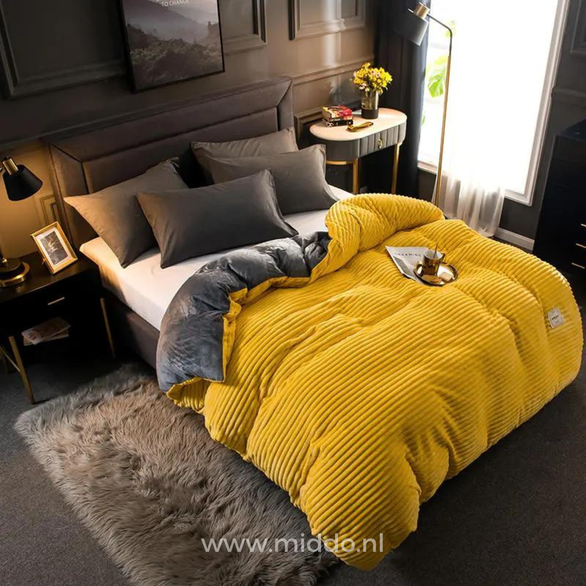 Gele fluwelen fleece dekbedovertrek  op een bed in een romantische slaapkamer
