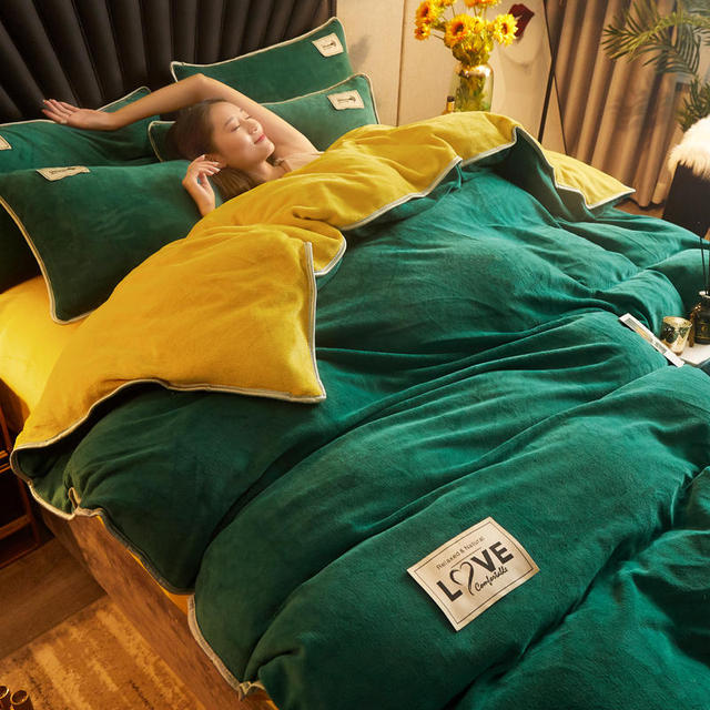 Vrouw in bed met groen en geel fluwelen pluche  dekbedovertrek