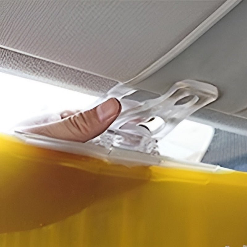 Hand plaatst SafeDrive zonneklep op autoklep voor montage