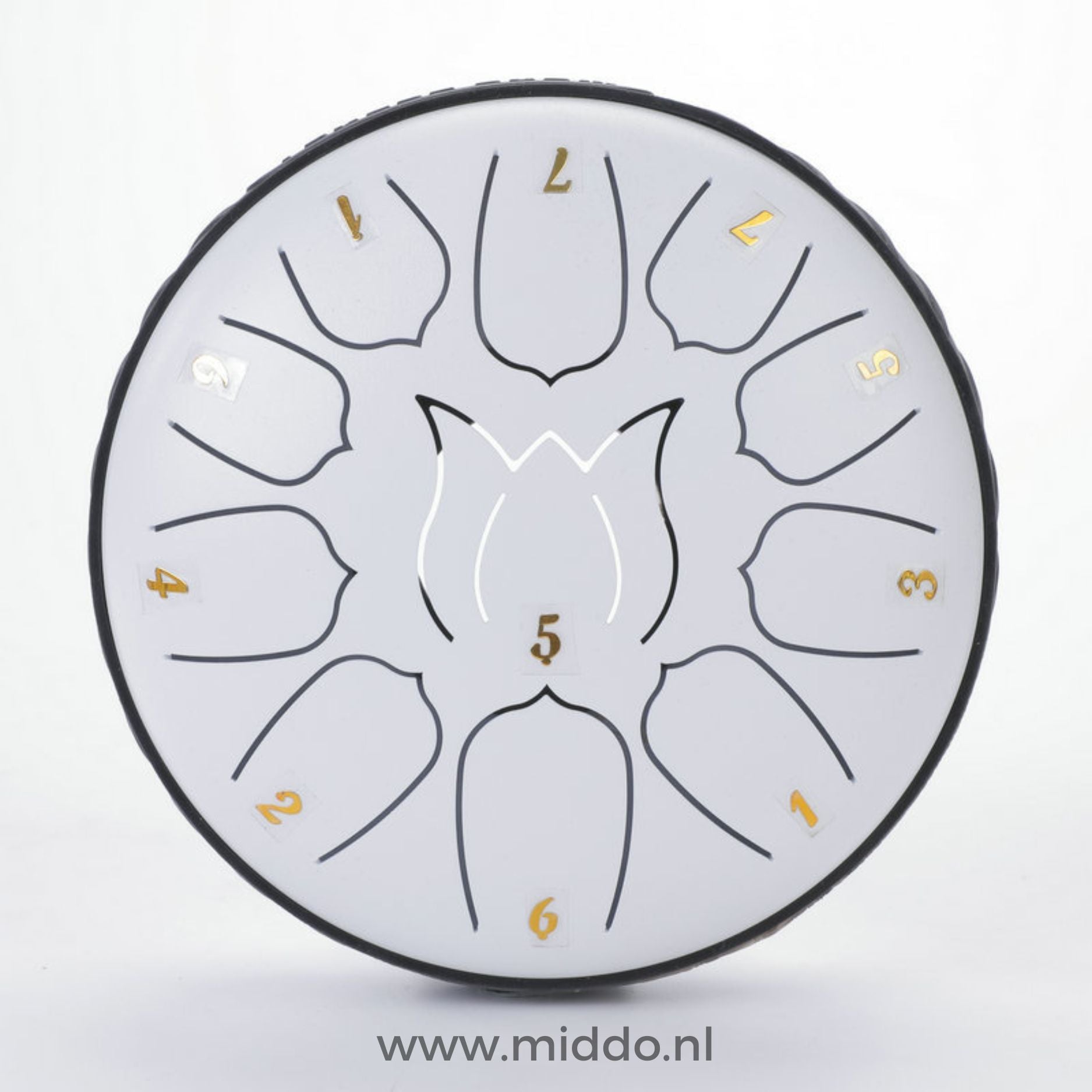 Witte steel tongue drum met cijfers op een witte achtergrond