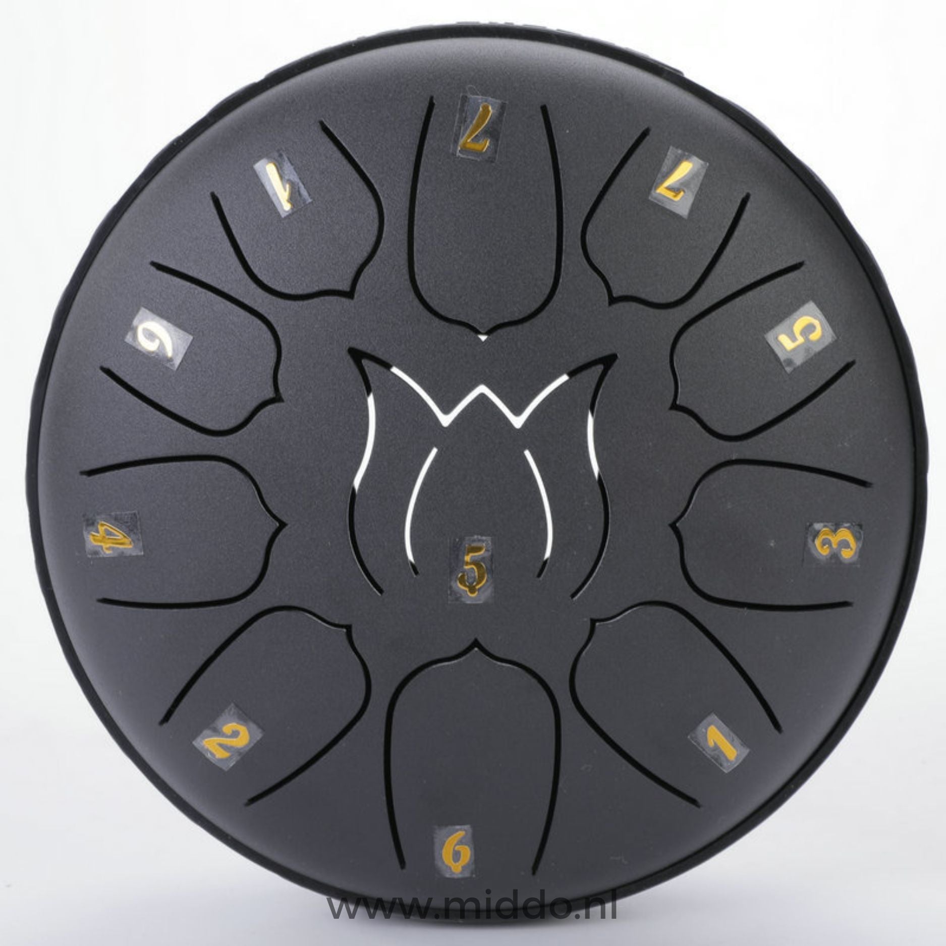 Zwarte steel tongue drum met cijfers op een witte achtergrond