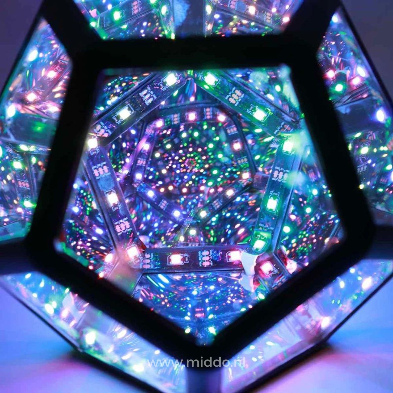 Close-up van Infinity Light met veelkleurige lichteffecten.
