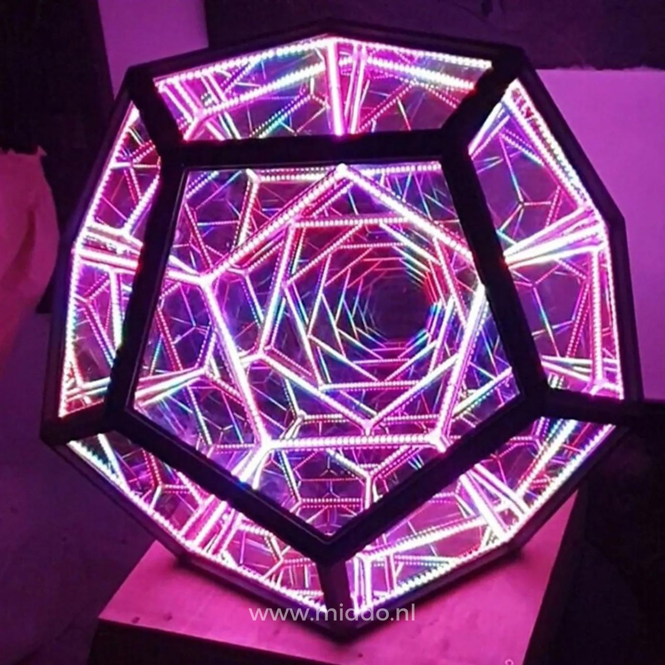 Close-up van Infinity Light met roze lichteffecten.
