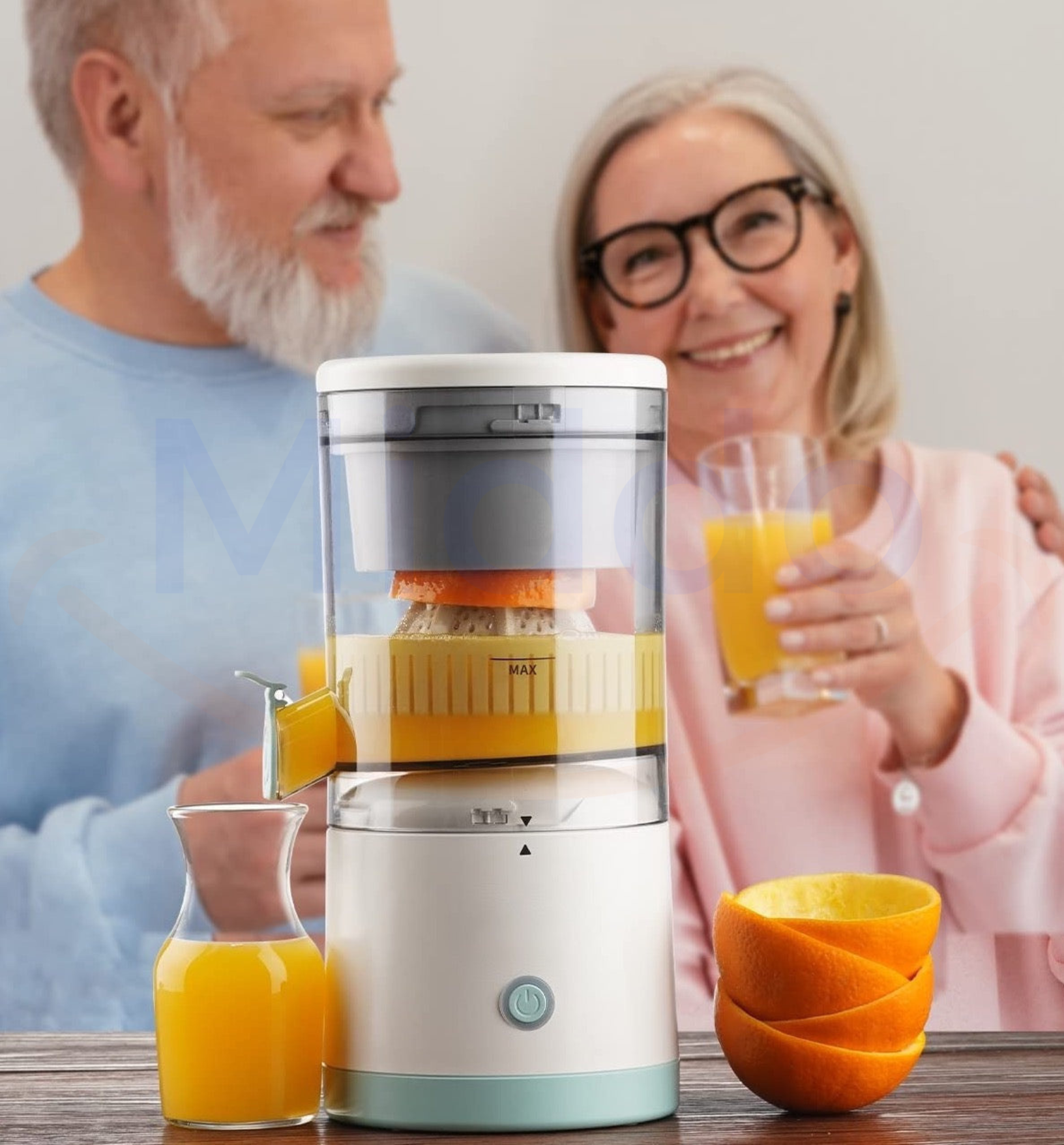 Gelukkige mensen gebruiken de Juice-O-Matic sapmachine