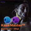 Man traint kaakspieren met KaakMaster Pro kaaktrainer in verschillende kleuren.