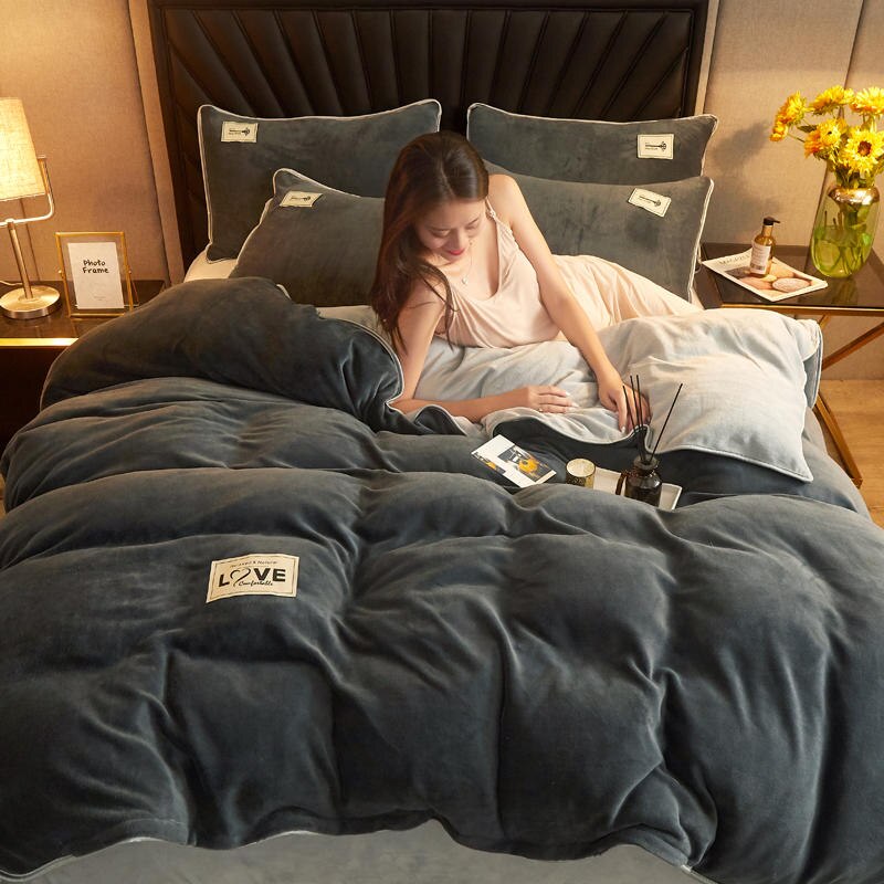 Vrouw in bed met lichtgrijs en grijs fluwelen pluche  dekbedovertrek