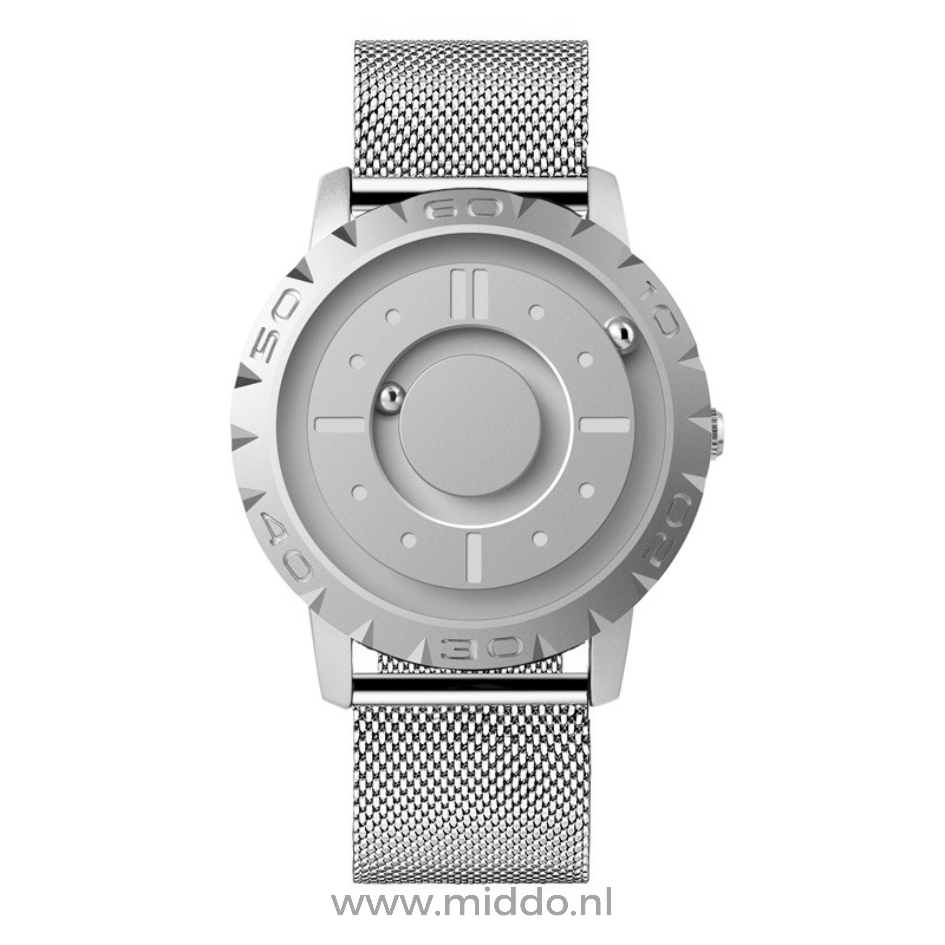 Zilver horloge met zilveren meshband op witte achtergrond.