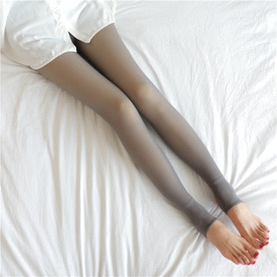 Grijze panty met gesloten tenen op een bed.