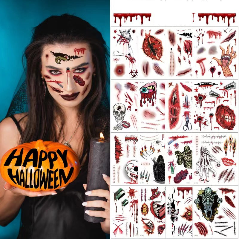 Vrouw met realistische Halloween horror tattoos en Halloween pompoen