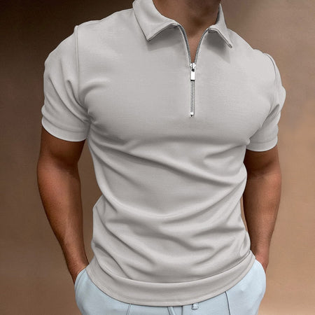 Man in grijze polo met ritssluiting voor ultiem comfort.