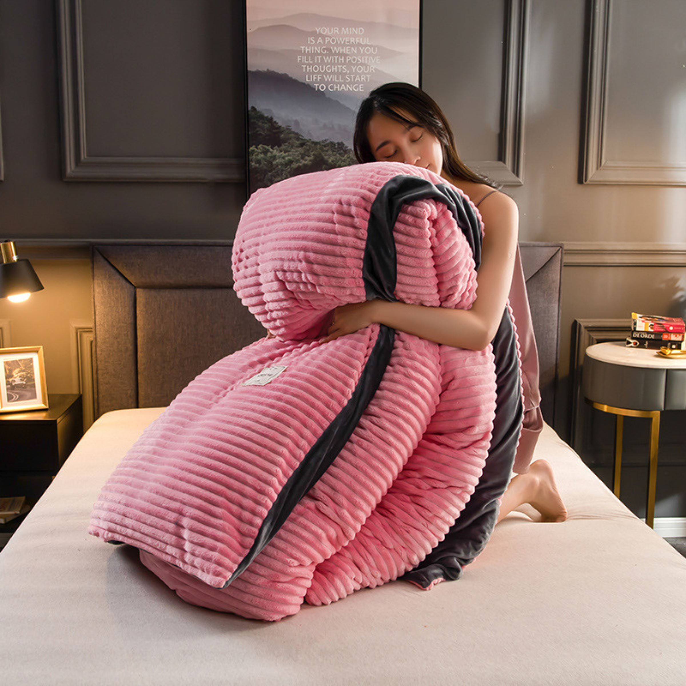 Vrouw knuffelt roze fluwelen fleece dekbed met overtrek op bed.