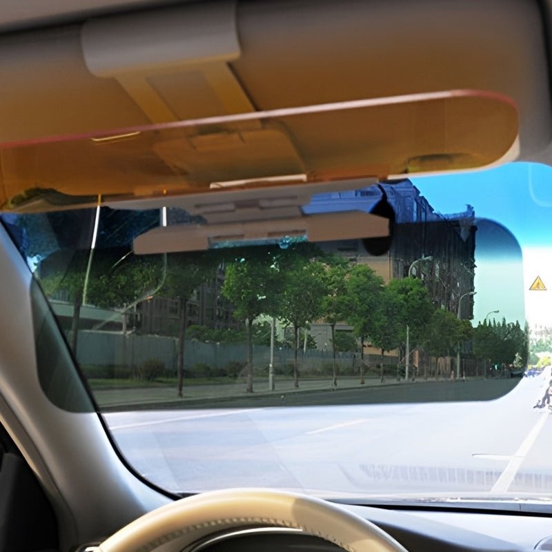 SafeDrive zonneklep gemonteerd in een auto voor beter zicht
