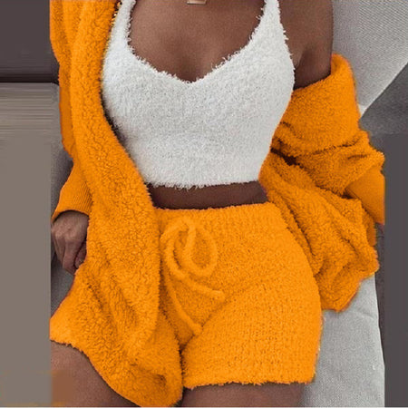 Vrouw in oranje SheCutie comfy set bestaande uit short, top en vest