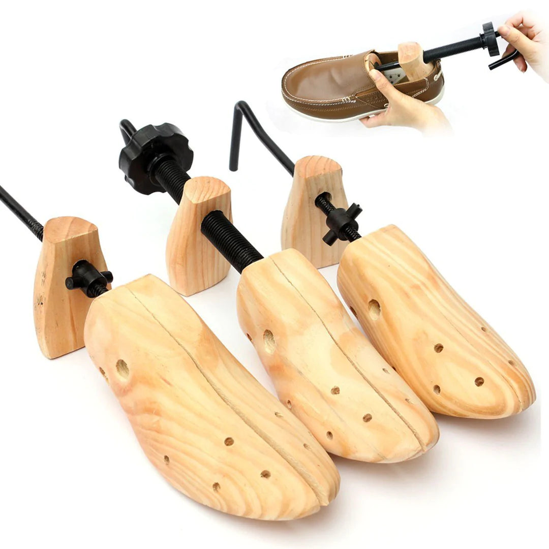 Drie houten ShoeStretcher Pro schoenspanners met metalen schroeven.