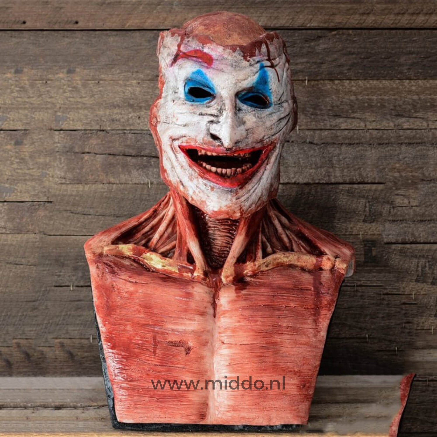 Ultra realistisch peel off masker op houten achtergrond, angstaanjagend clown gezicht.