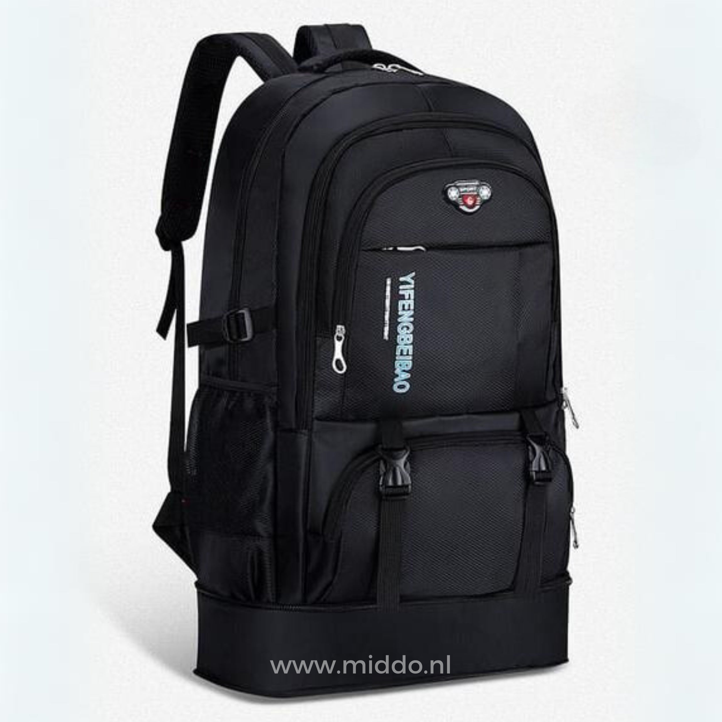 Zwarte VoyagePro Adventure Backpack met veel opbergruimte.