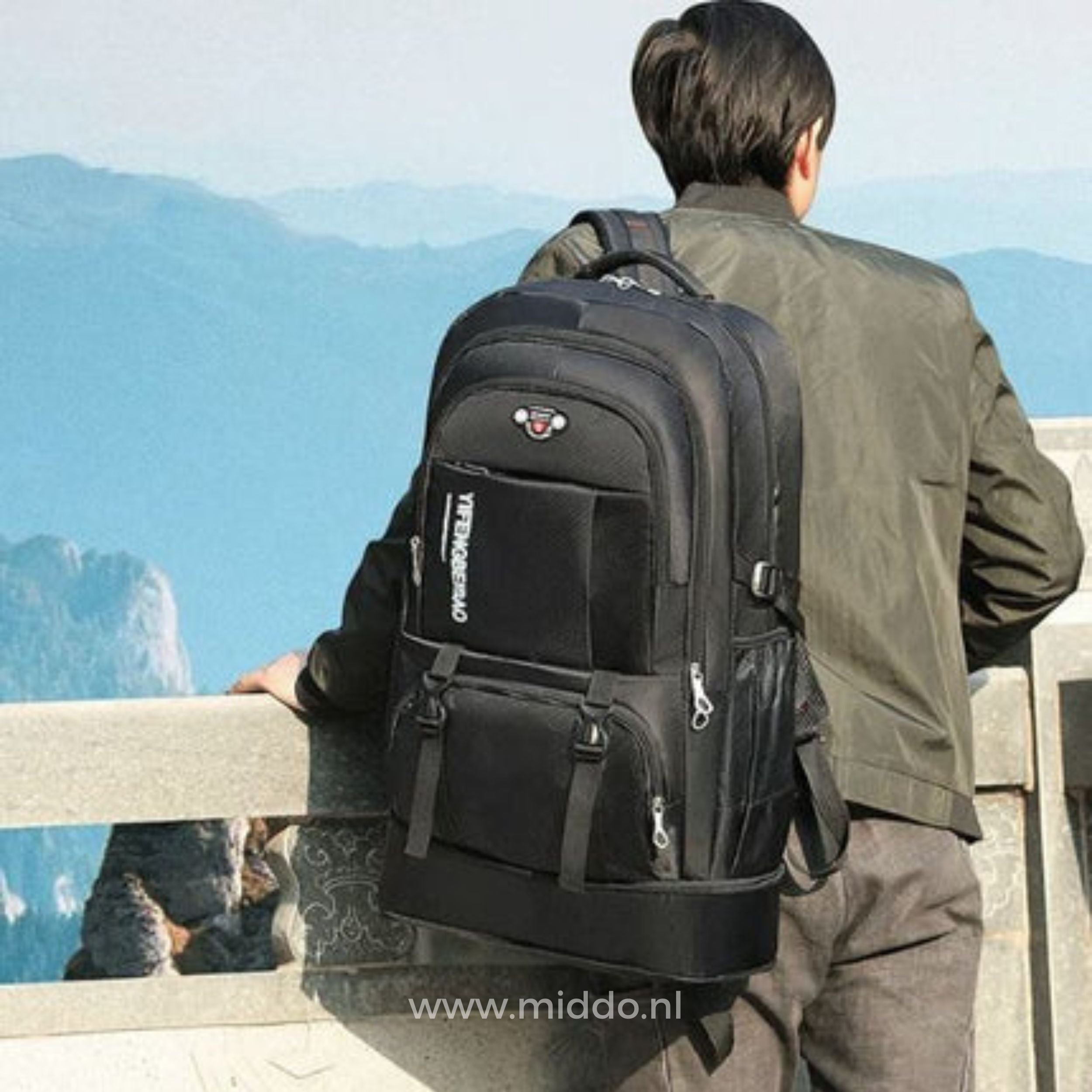 Man draagt VoyagePro Adventure Backpack tijdens een wandeling.