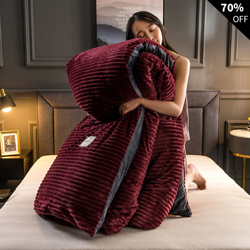 Vrouw knuffelt Wijnrood fluwelen fleece dekbed met overtrek op bed.