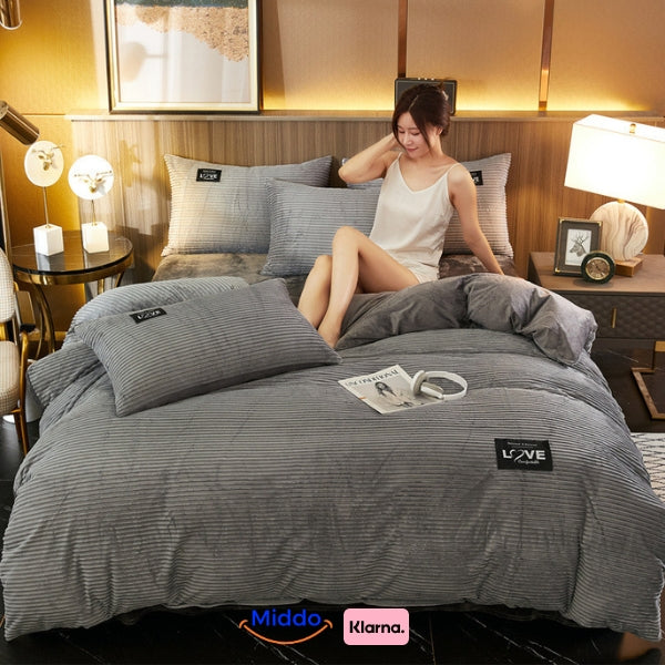 Grijs fleece dekbedovertrek in moderne slaapkamer, leeslamp en tijdschrift