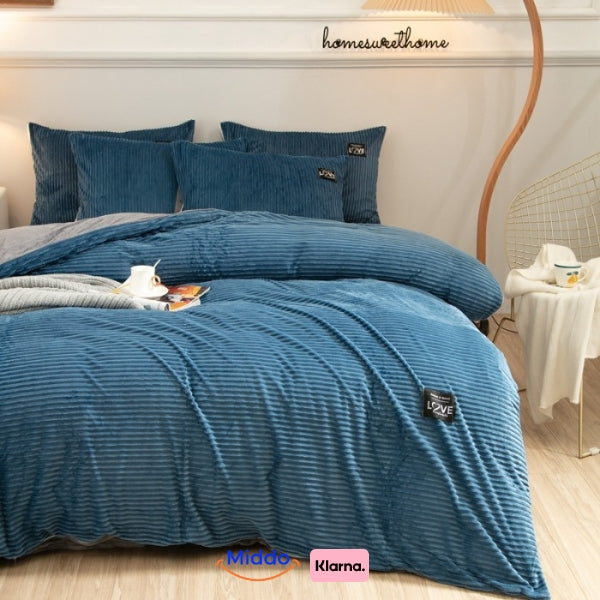 Blauw fleece dekbedovertrek in stijlvolle slaapkamer, boeken en koffie.