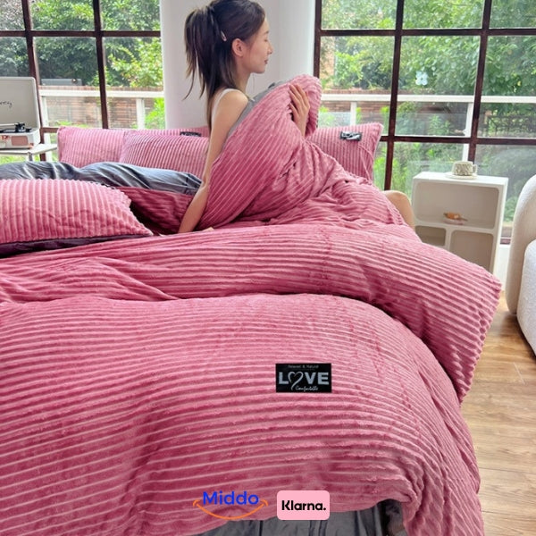 Roze fleece dekbedovertrek op bed met vrouw, grote ramen.