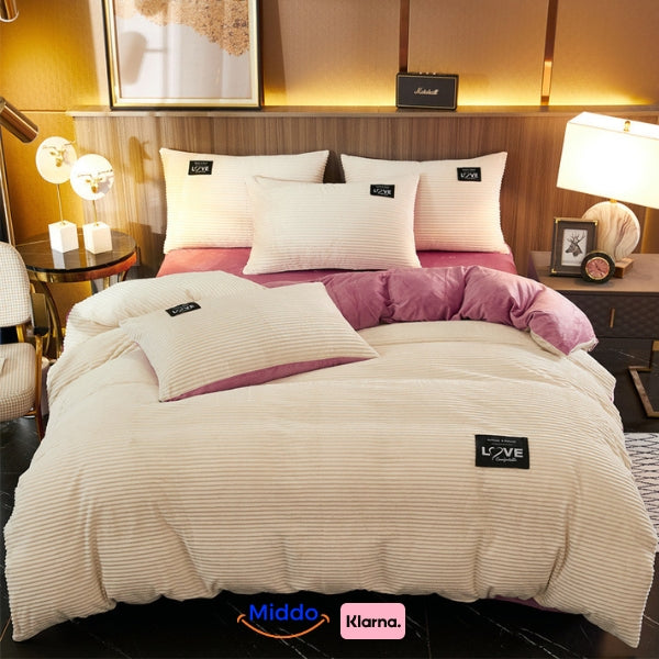 Slaapkamer met wit en crème fleece dekbedovertrek, vier kussens.