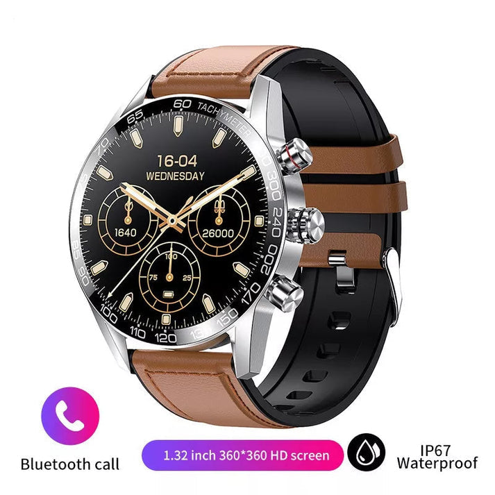 Een zilveren smart watch horloge met zwarte wijzerplaat en aanduidingen van stappenteller, batterij en dag, met een bruin lederen horlogeband.