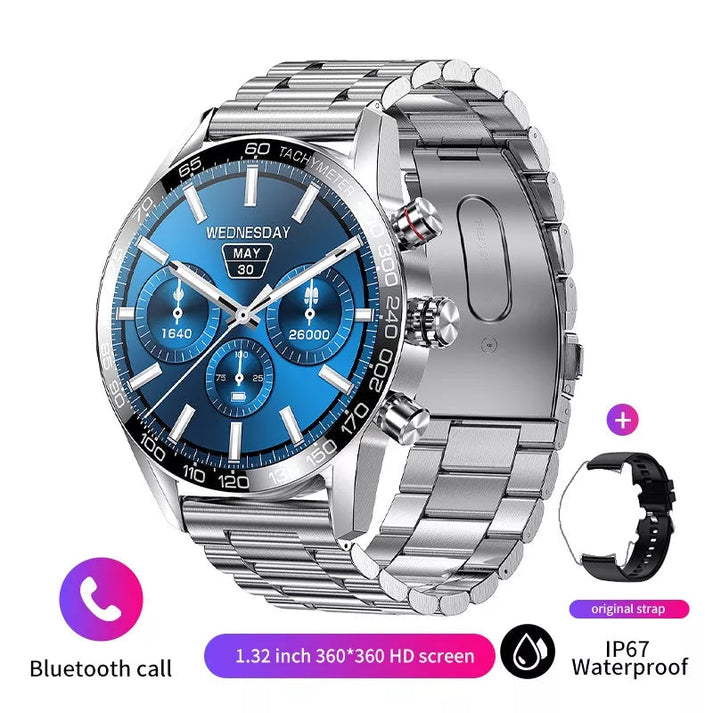Een Zilveren metalen Smart Watch Horloge met een blauwe wijzerplaat aanduiding van dag, tijd, stappenteller, weergegevens en batterij met een zilveren horlogeband.
